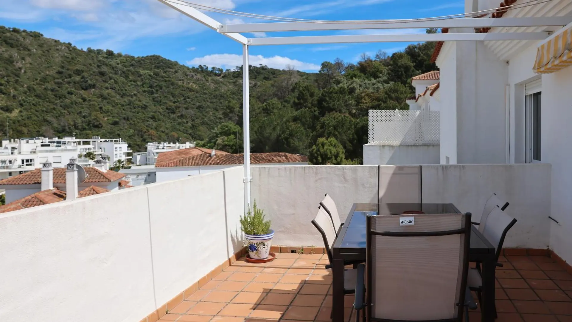 Spacious Penthouse With Balcony Benahavís 0*,  Španělsko