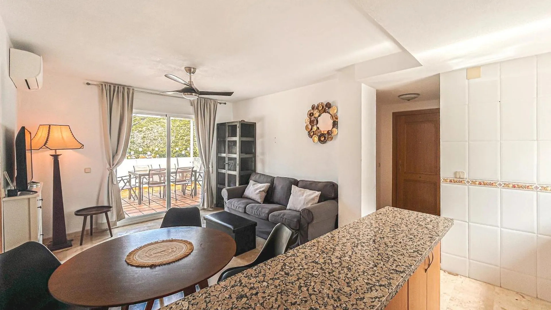 Spacious Penthouse With Balcony Benahavís 0*,