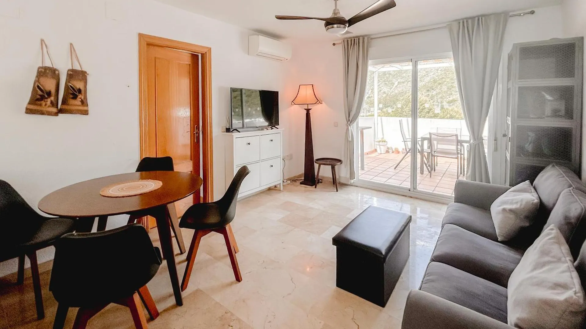 Spacious Penthouse With Balcony Benahavís 0*,  Španělsko